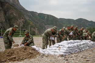 ?太逆天！？土超后卫禁区内淡定指挥“漏球”，送对手破空门